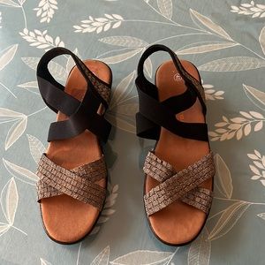 Size 40 black and gold basket woven straps, very good condition